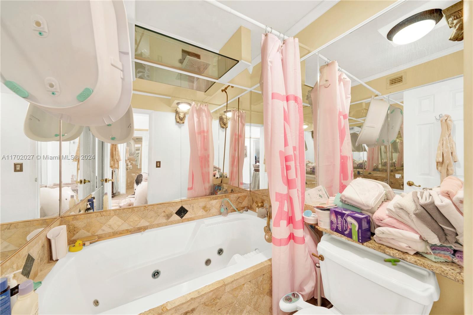 LAKE EMERALD CONDOMINIUM - Residential