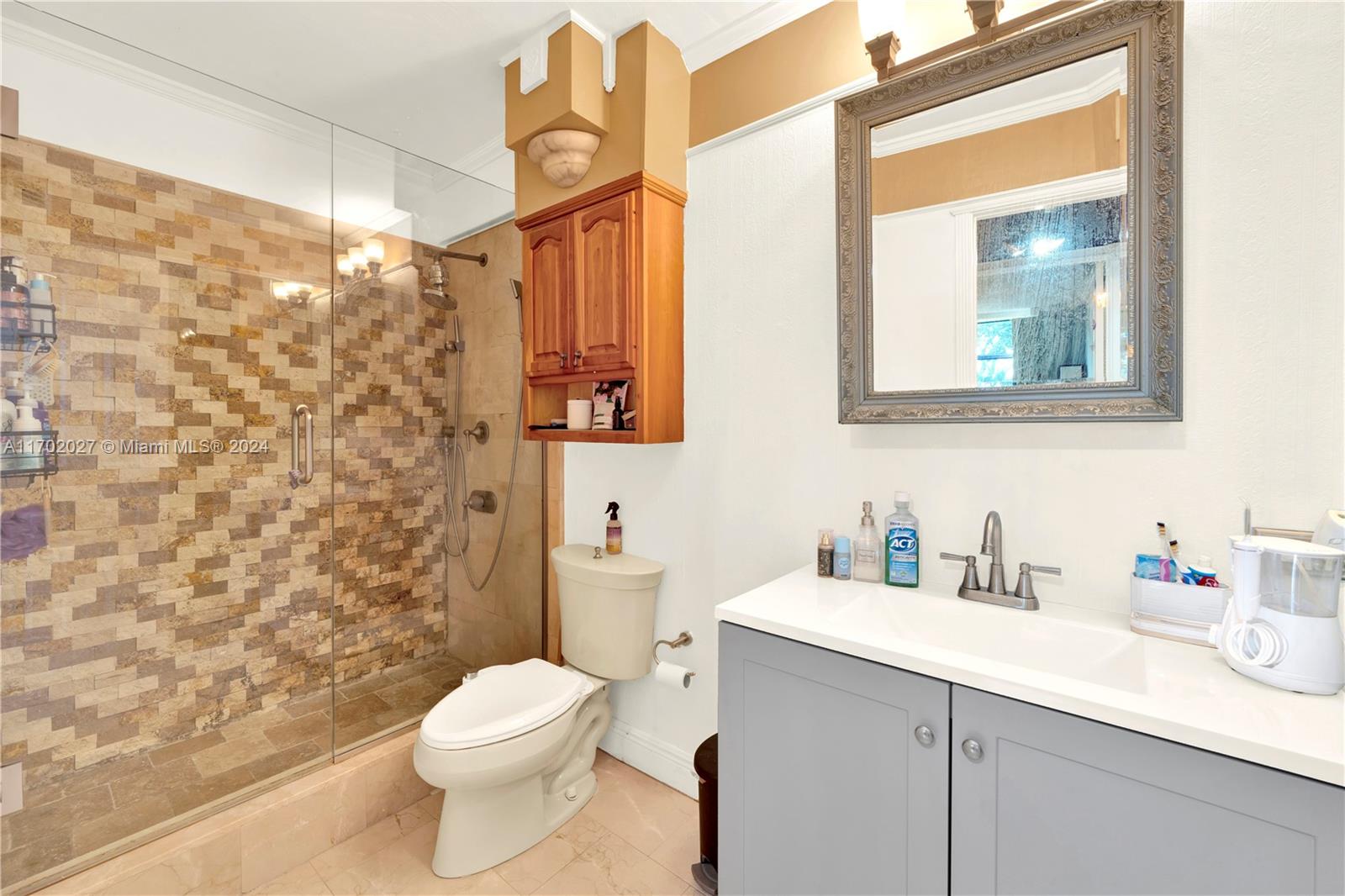 LAKE EMERALD CONDOMINIUM - Residential