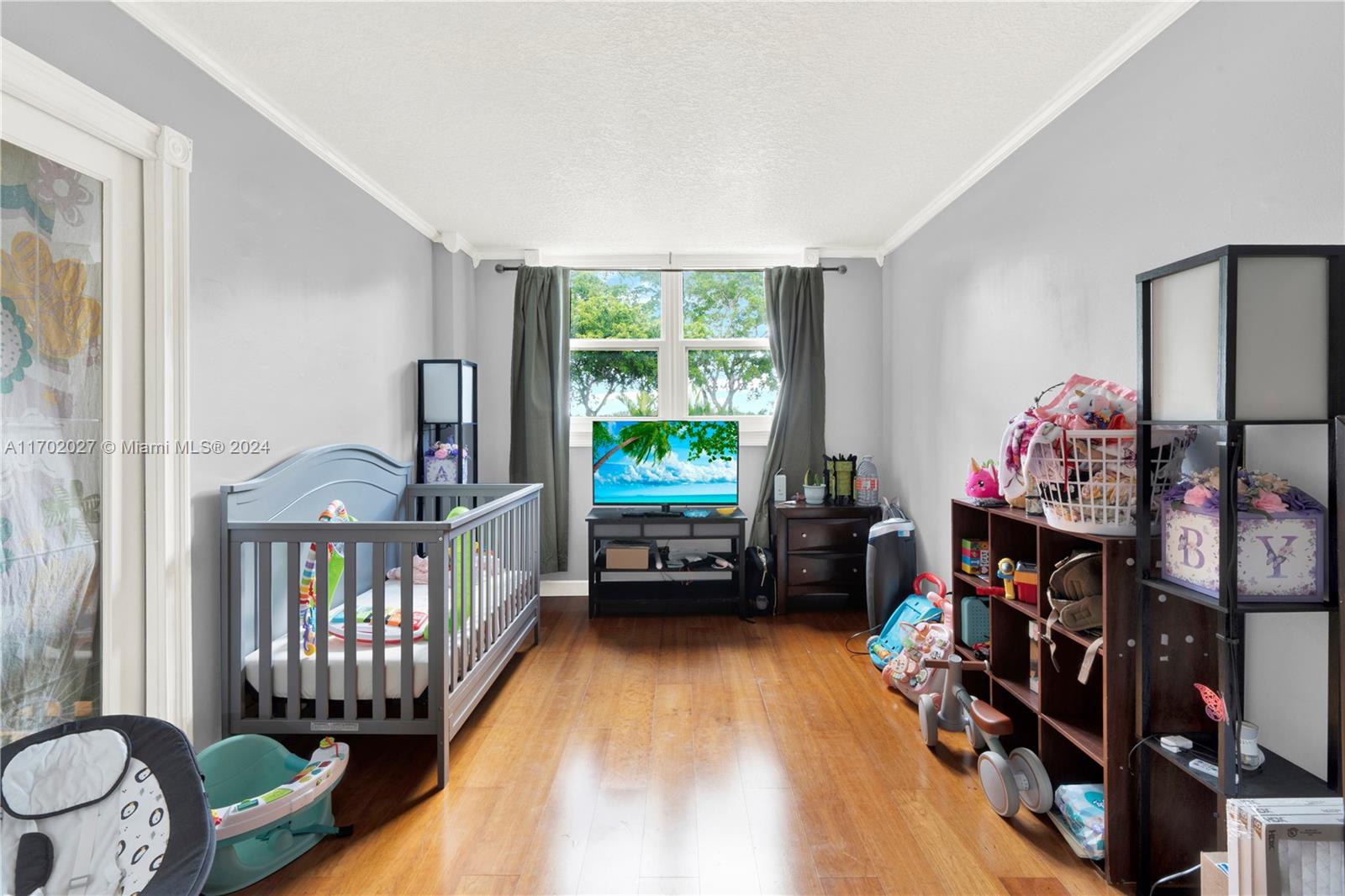 LAKE EMERALD CONDOMINIUM - Residential