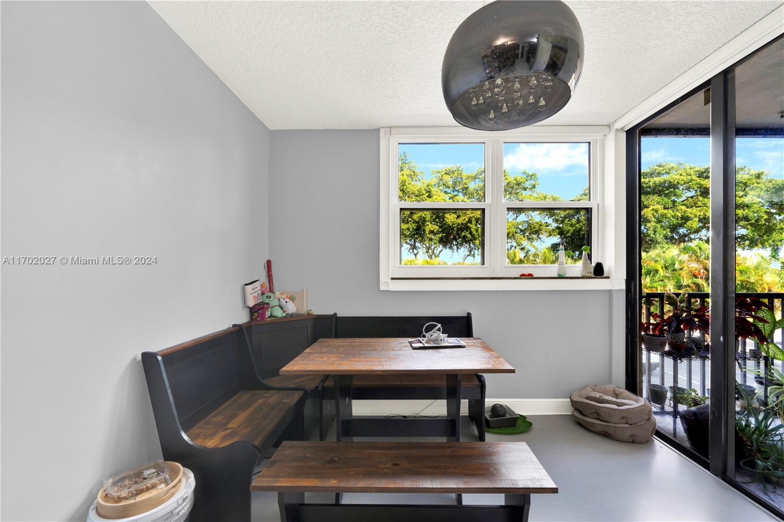 LAKE EMERALD CONDOMINIUM - Residential