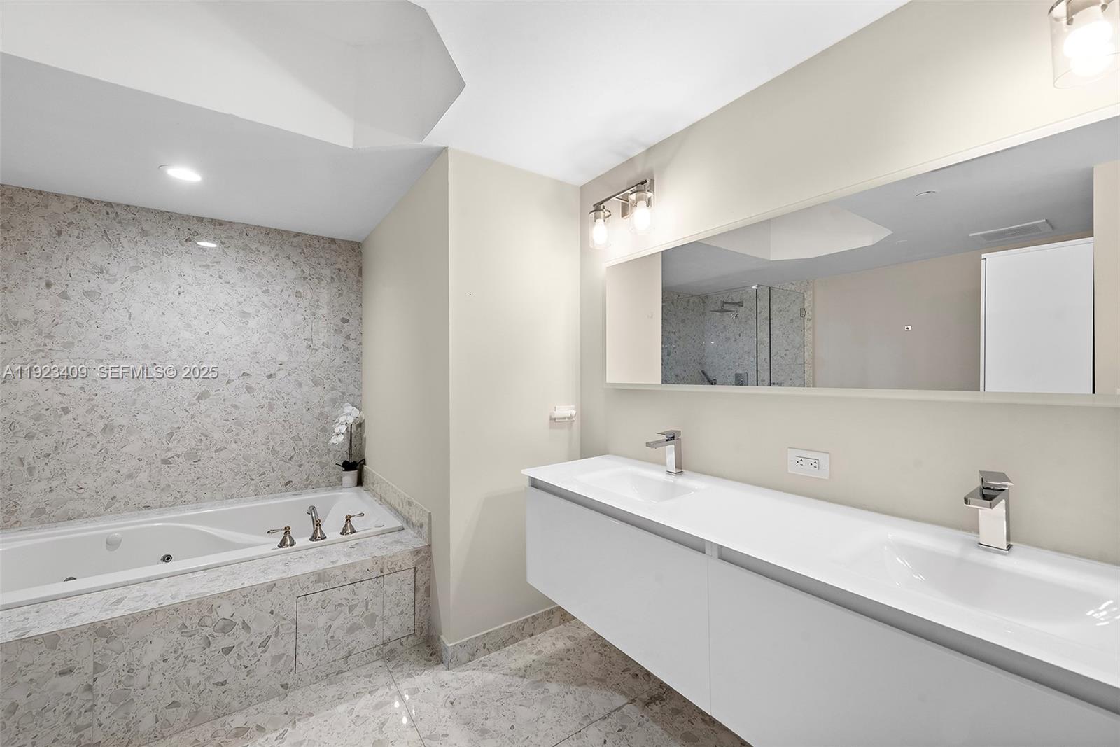 SOLIMAR CONDO - Residential