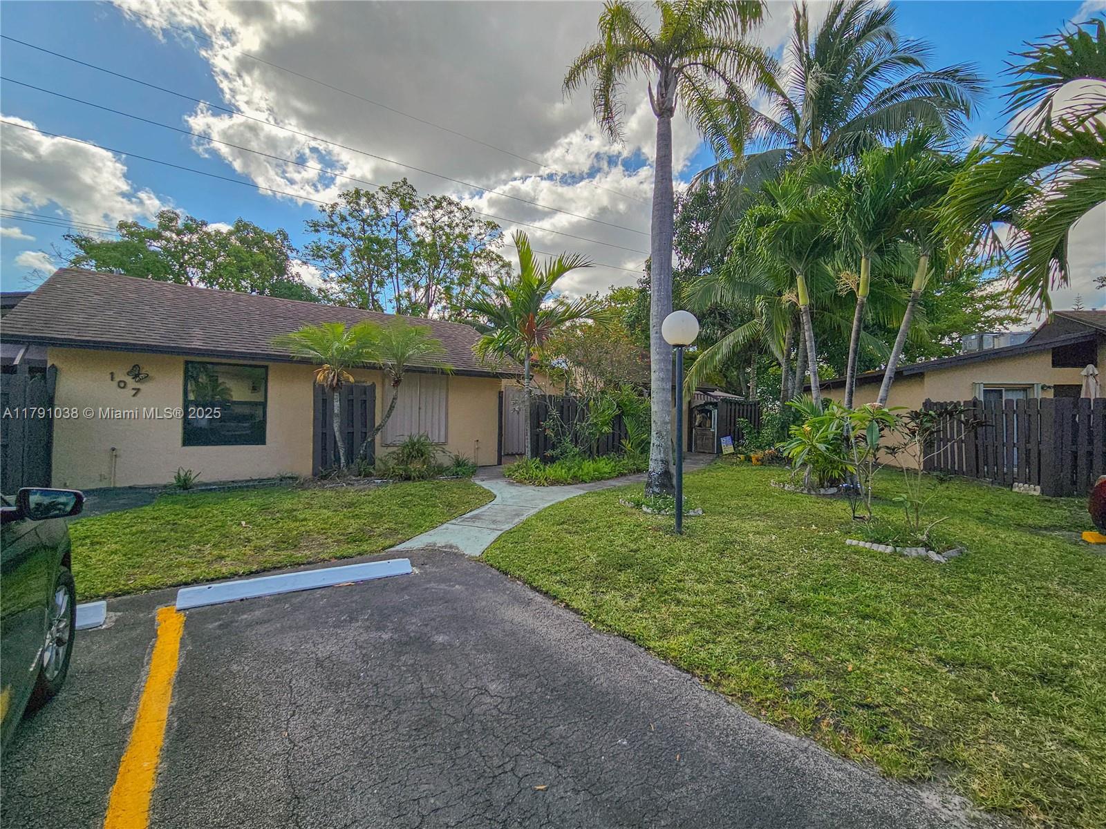 Photo 1 of 109 Briarwood Cir 2-2, Hollywood, Florida, $210,000, Web #: 11791038