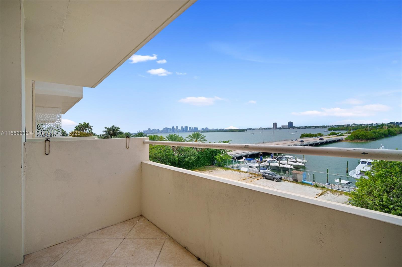 BAYSHORE YACHT & TENNIS C - Residential