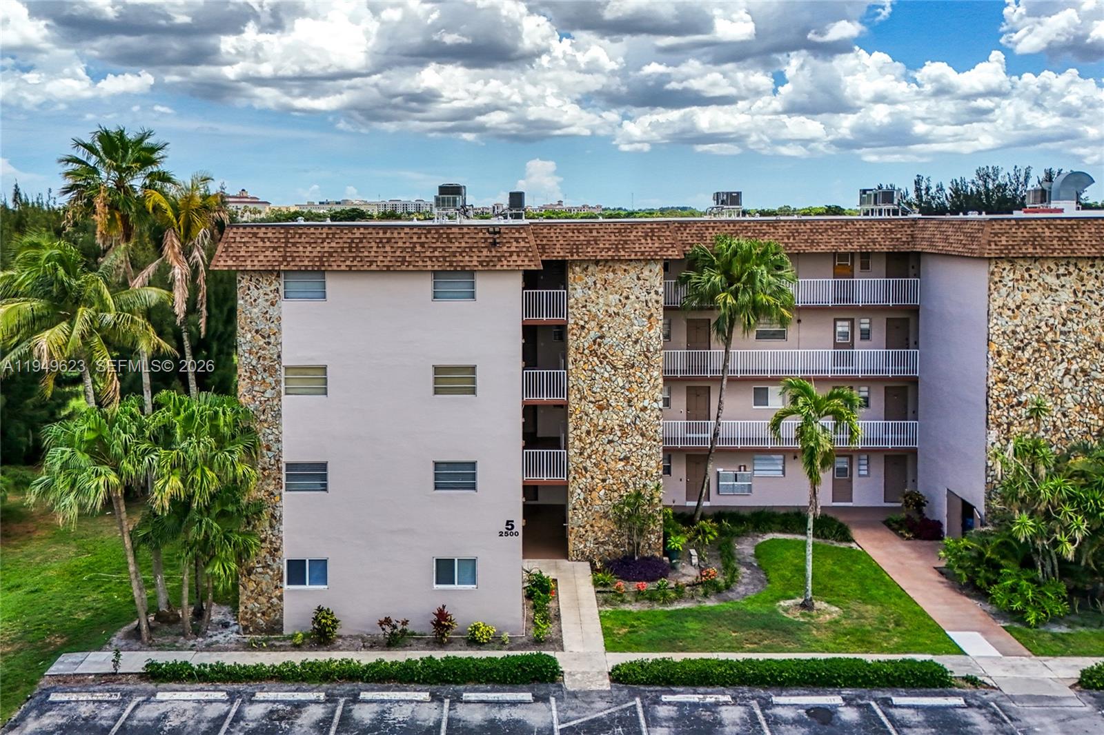 ARROWHEAD CONDO NO V - Residential