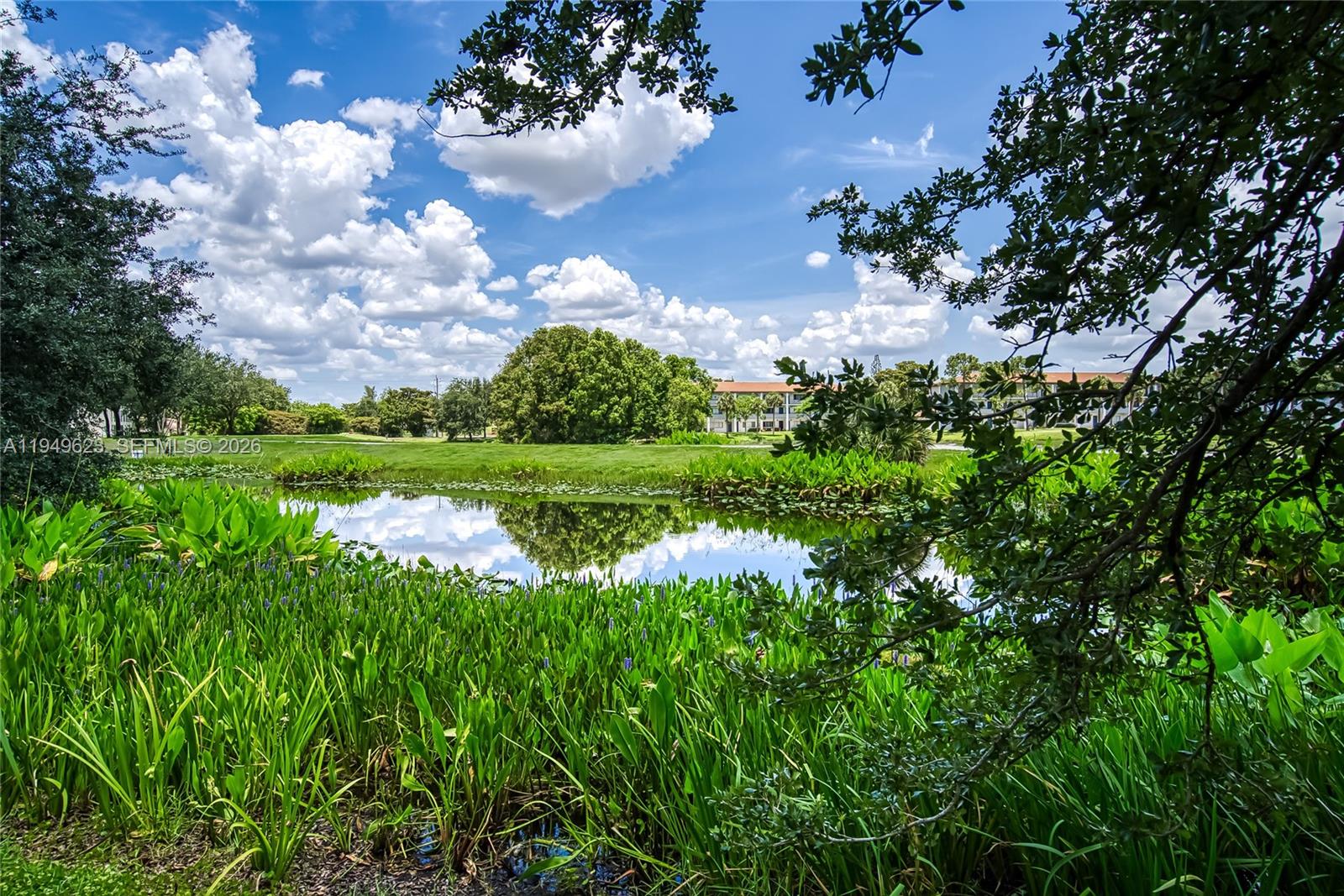 ARROWHEAD CONDO NO V - Residential