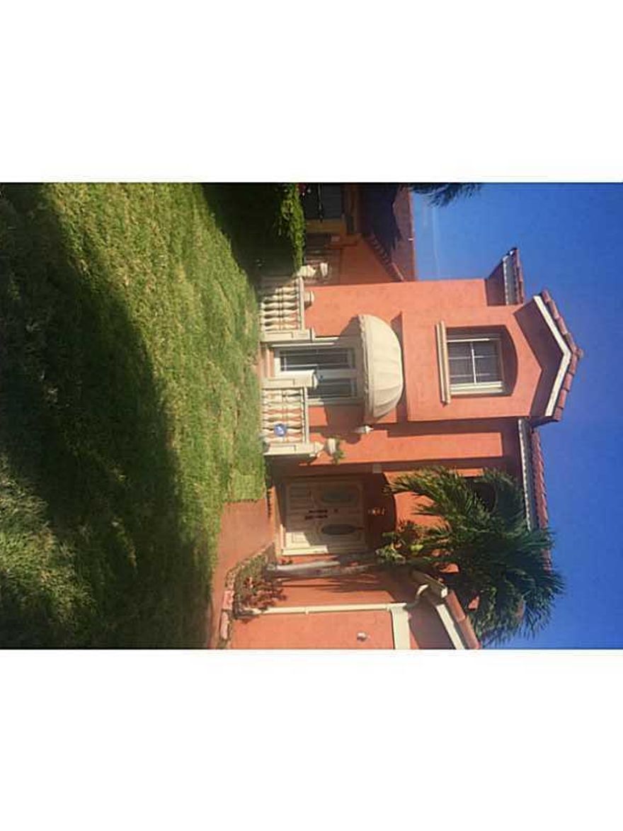 LOCATION, LOCATION, LOCATION and Ready to move in!!! This may be the perfect home of your dreams, spacious two story home for a family in a nice neighborhood, great public and private schools nearby, Mall, Express way, shopping center around the area, thi s property is very well located; Bring your client to this great opportunity!