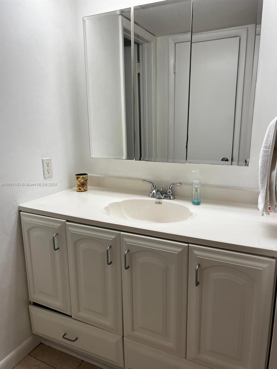 PALM ROYAL APTS INC CONDO - Residential Lease