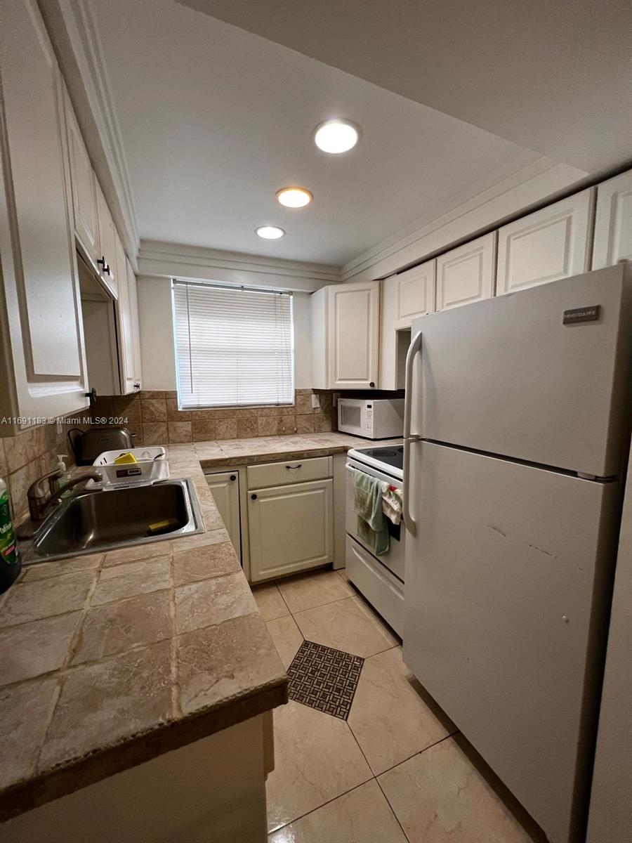 PALM ROYAL APTS INC CONDO - Residential Lease