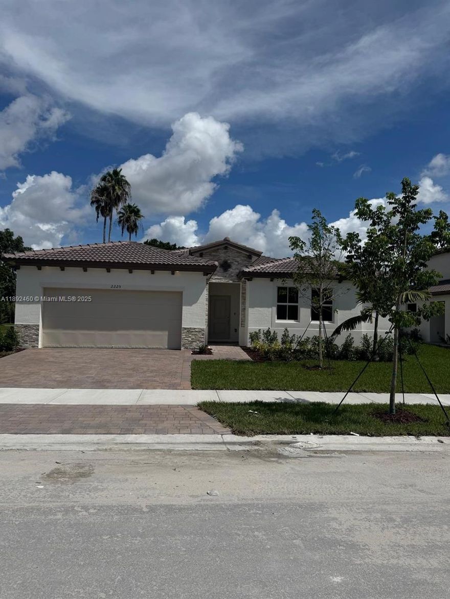 Beautiful brand-new efficiency, fully furnished. Private entrance, living and dining area, kitchen, washer and dryer inside the unit, private bedroom and bathroom. Includes one parking space and access to a clubhouse with full amenities.