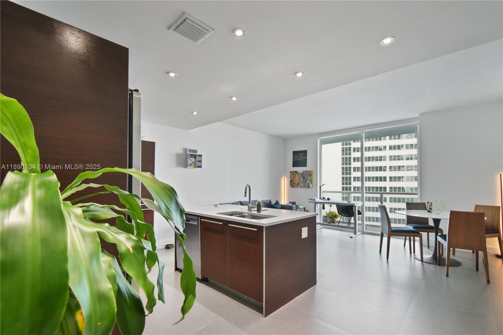 1900 N Bayshore Dr 2807