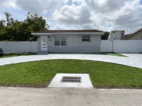 Photo of 1905 SW 100th Ave, Miramar, FL 33025 (MLS # A12030531)