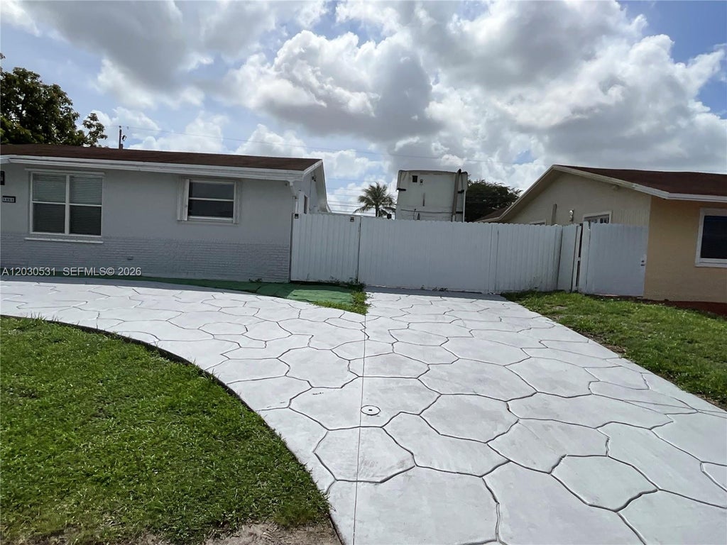 Photo of 1905 SW 100th Ave, Miramar, FL 33025 (MLS # A12030531)