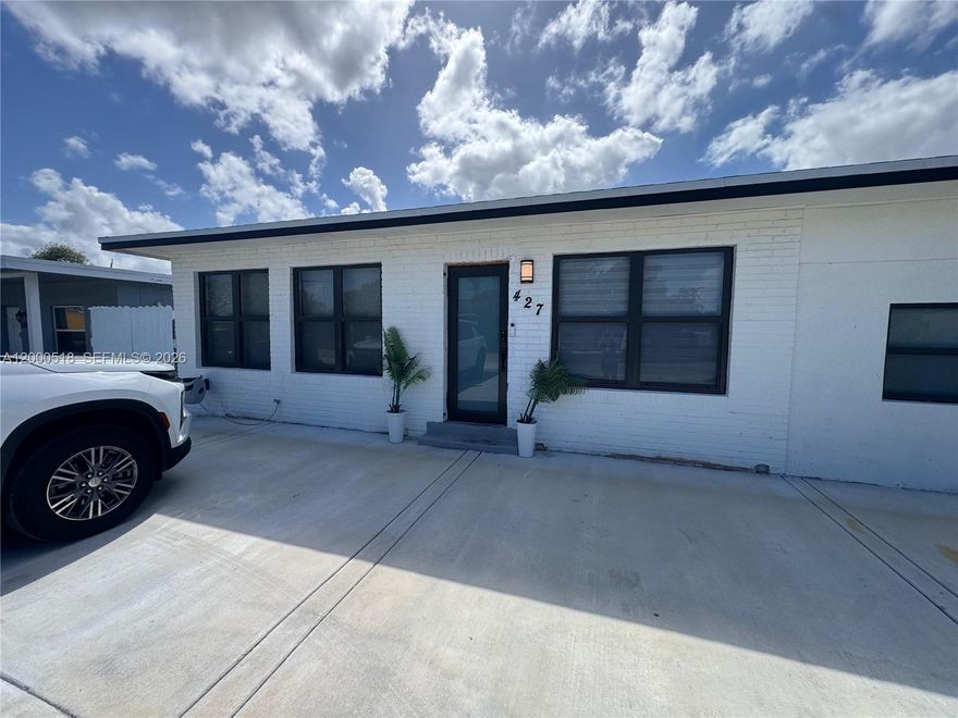 Beautiful home ready for rent, perfect for a family seeking comfort and convenience. Featuring cozy living spaces, a spacious backyard ideal for outdoor enjoyment, and parking available. Located in a great and accessible area.