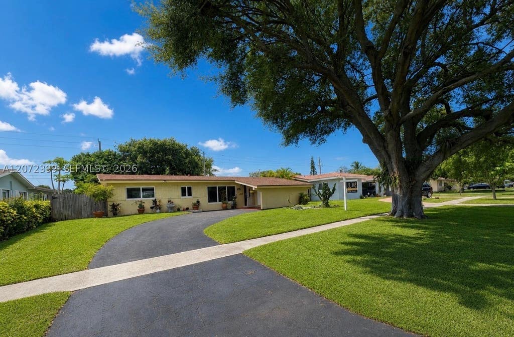 Photo of 1812 N 45th Ave, Hollywood, FL 33021 (MLS # A12072399)