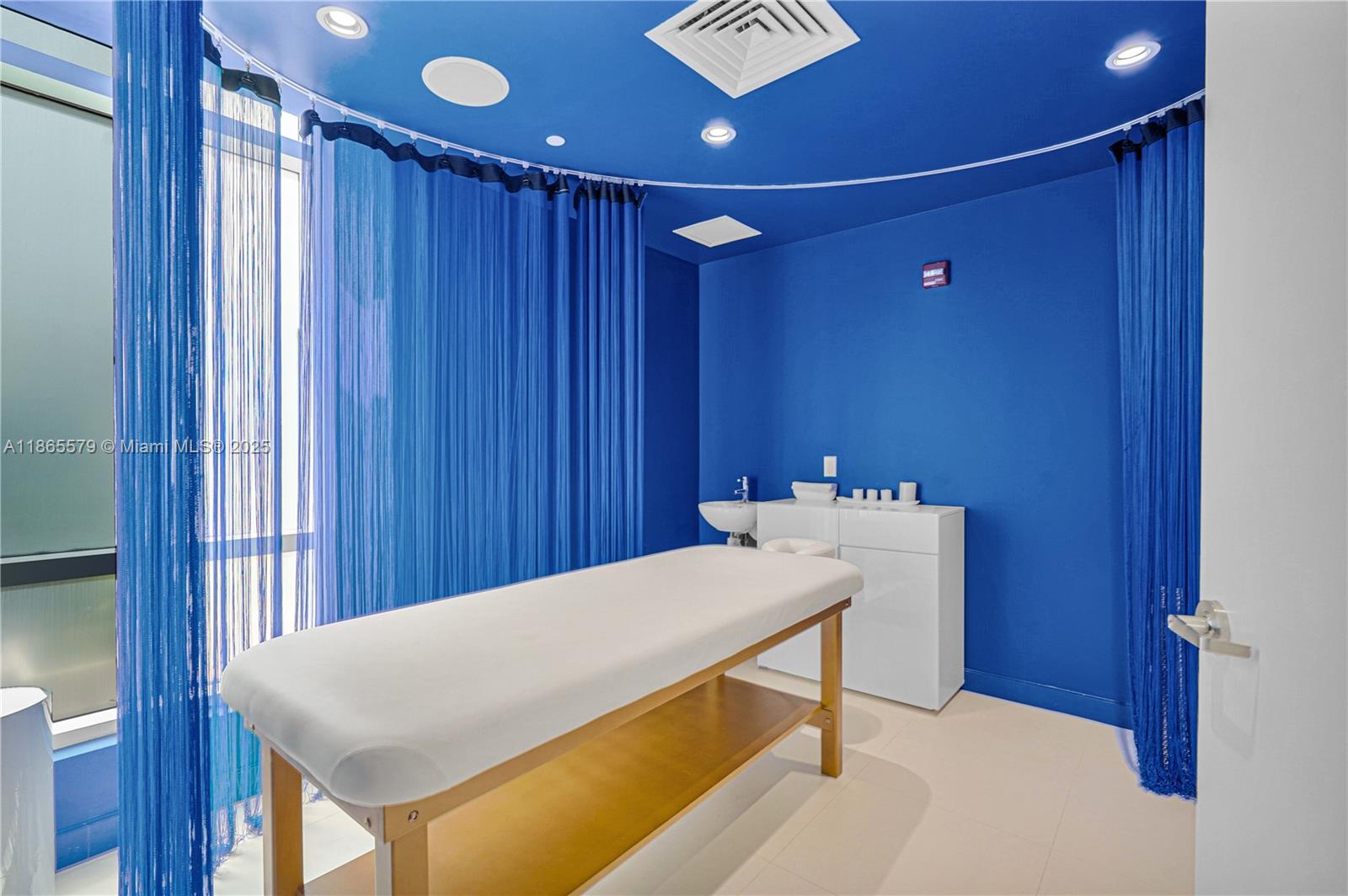 APOGEE BEACH CONDOMINIUM - Residential