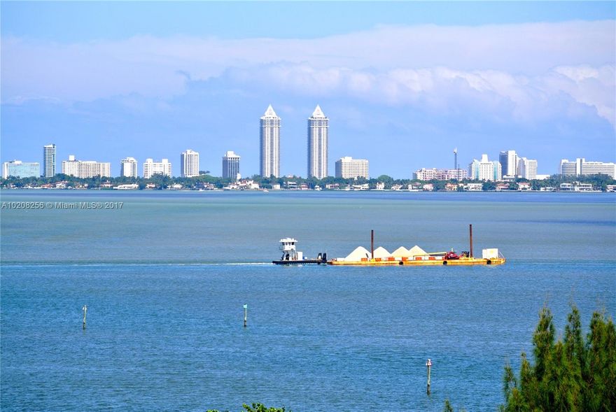 Great bay, pool and city views from a 32" balcony, spacious split floor plan. Full amenities building. Secluded in an Historic neighborhood. Walk to the Bay Public park or shops & restaurants. Buidling fully remodeled in exquisite taste. Tastefully remodeled unit in turn key condition. Show it with confidence, a must see unit.