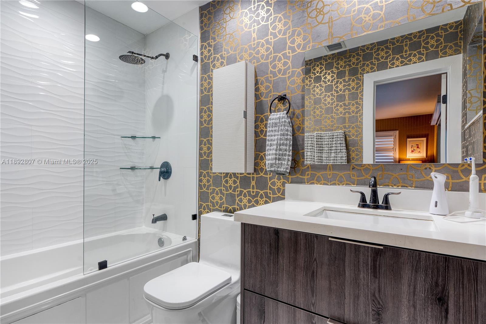 IMPERIAL POINT 3RD SEC - Residential Lease
