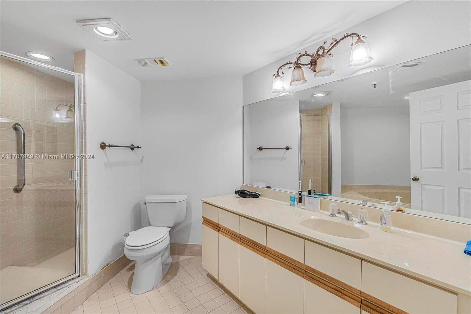 LAKES AT LA PAZ CONDO - Residential Lease