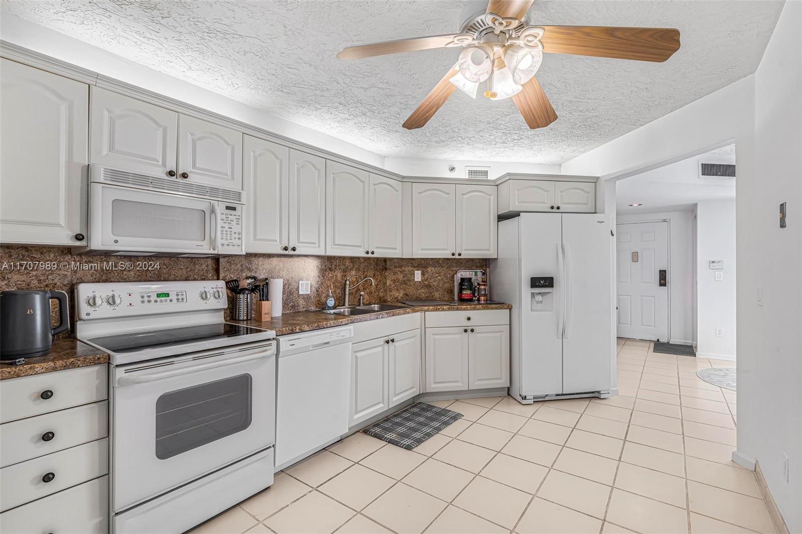LAKES AT LA PAZ CONDO - Residential Lease