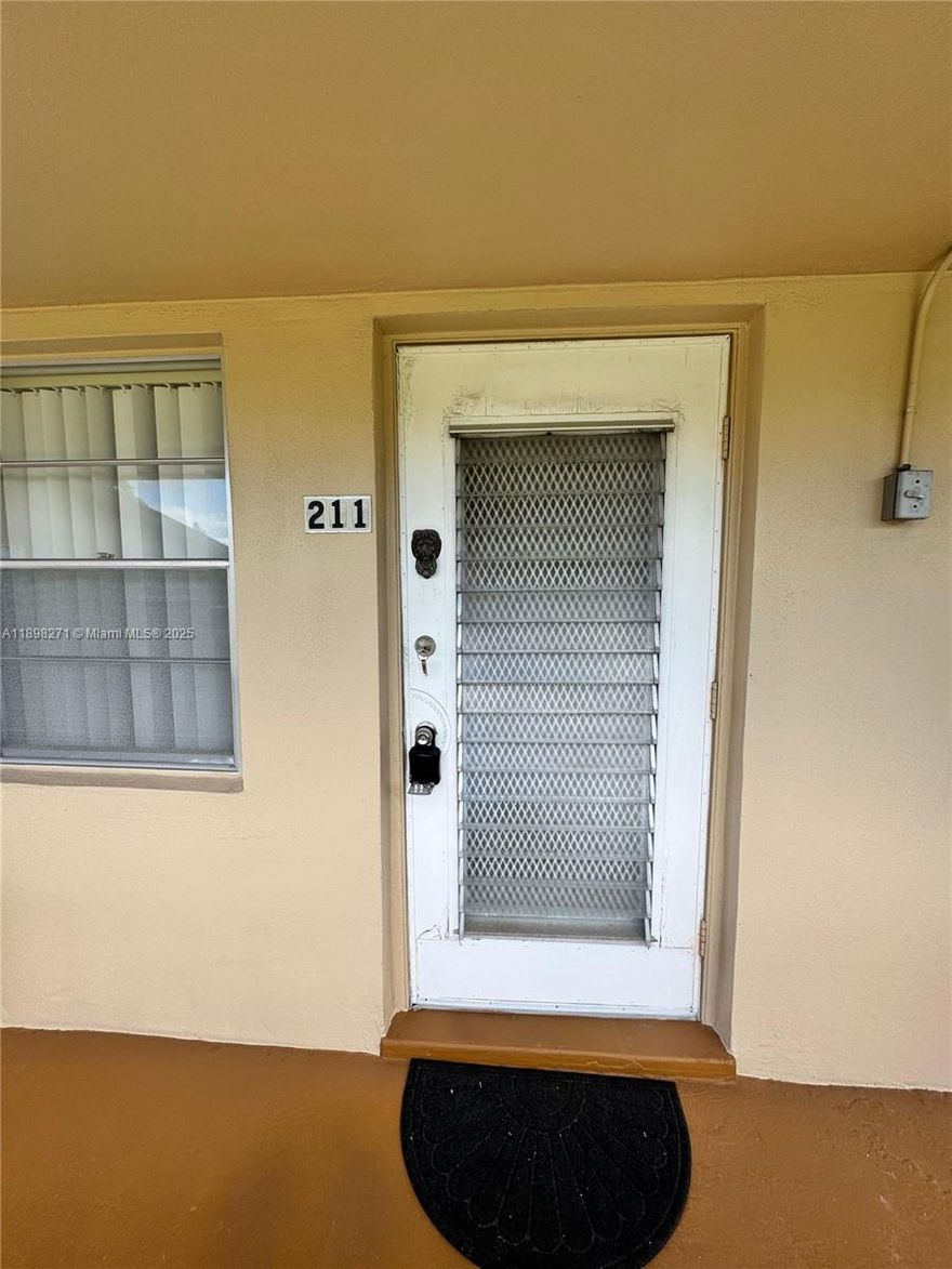 Gated Community  Stunning one bedroom condo  tile & carpet. 2 fans 
Community has a clubroom for entertainment, indoor / outdoor pools, tennis courts, courtesy bus service, medical facilities, a beauty shop, and more. Conveniently located near restaurants, shopping and more. The unit will be newly painted and ready for a new tenant.
55+ adult community.