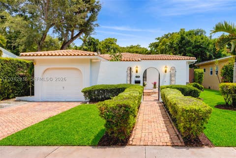 Photo of 4943 Riviera Dr, Coral Gables, FL 33146 (MLS # A12042936)