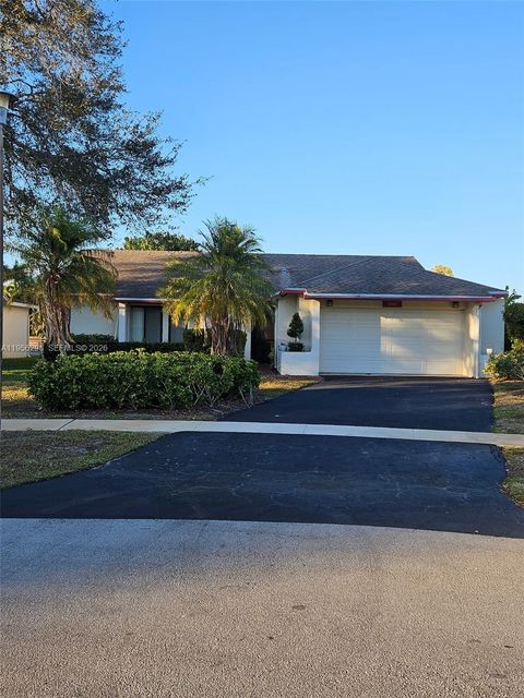 Photo of 10301 Greenbriar Ct, Boca Raton, FL 33498 (MLS # A11956295)