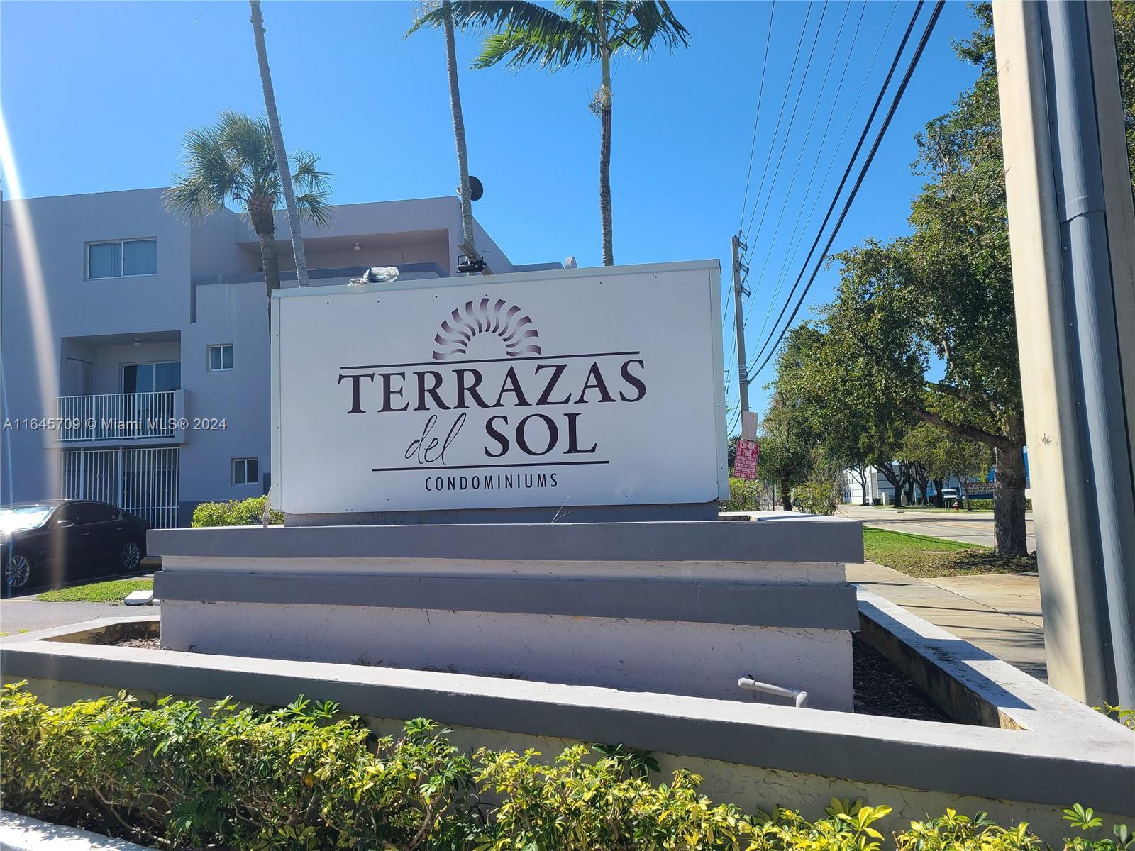LOCATION , LOCATION, LOCATION!!!!!!!!!
READY TO MOVE fully remodeled, with Washer and Dryer in unit 3 bedroom and 2 bath a large kitchen and comfortable areas
Don’t miss the opportunity to make it yours