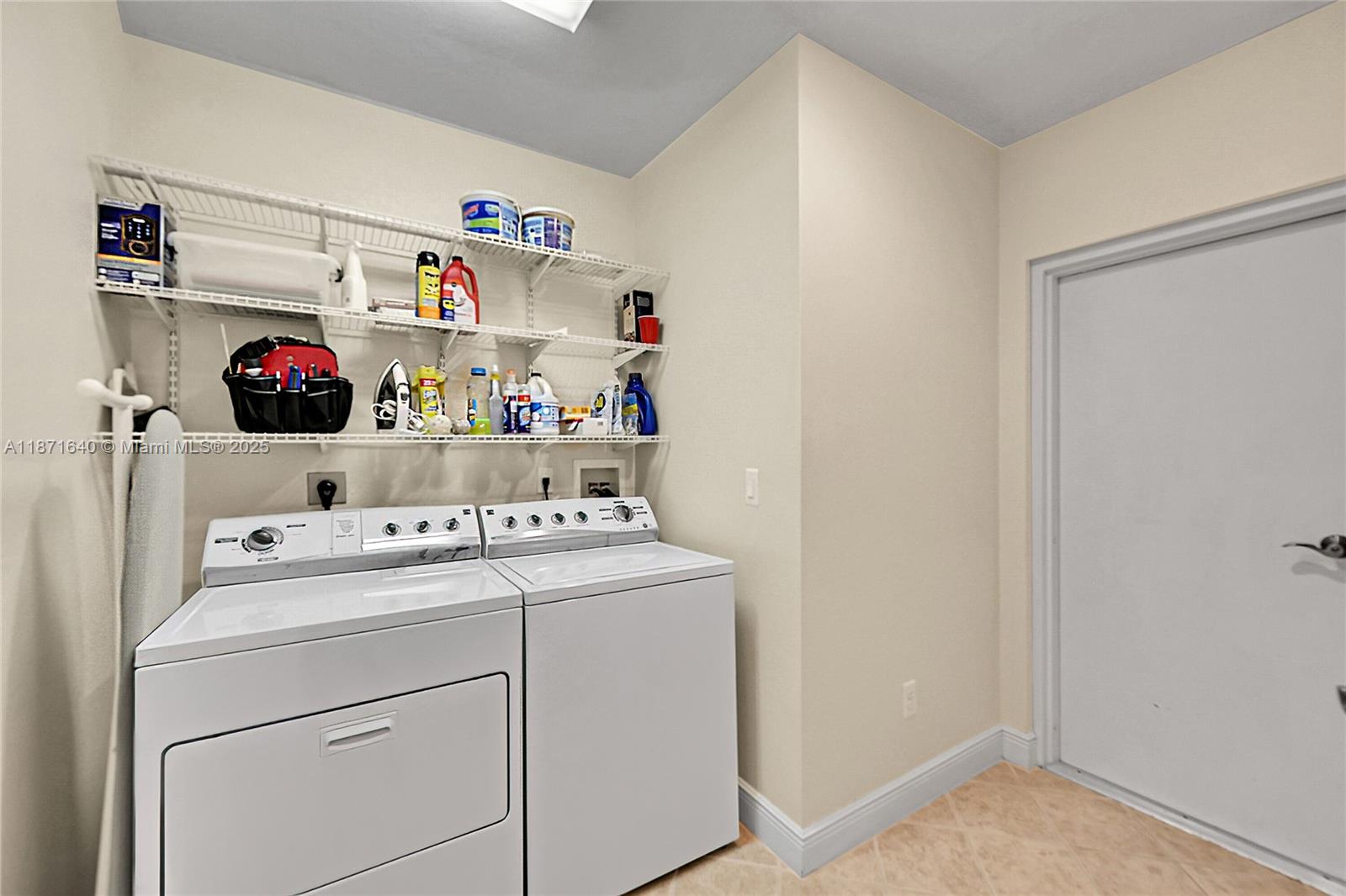 WINDWARD CAY - Residential