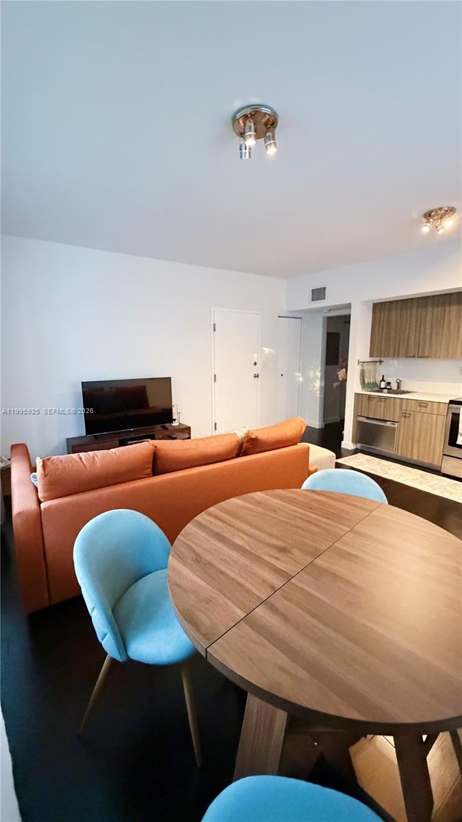 551/557 MICHIGAN CONDO - Residential Lease