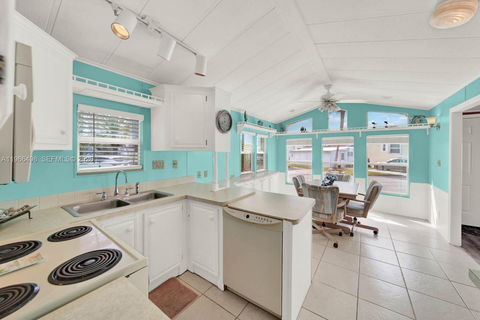 HOLIDAY OUT AT ST LUCIE S - Residential