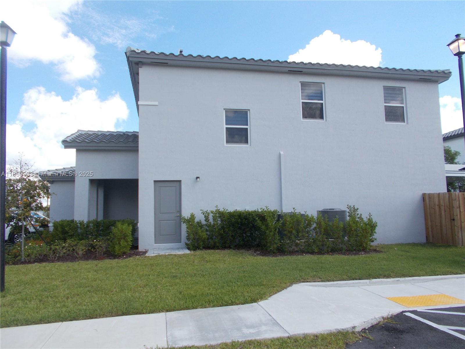 879 SE 26th Ter