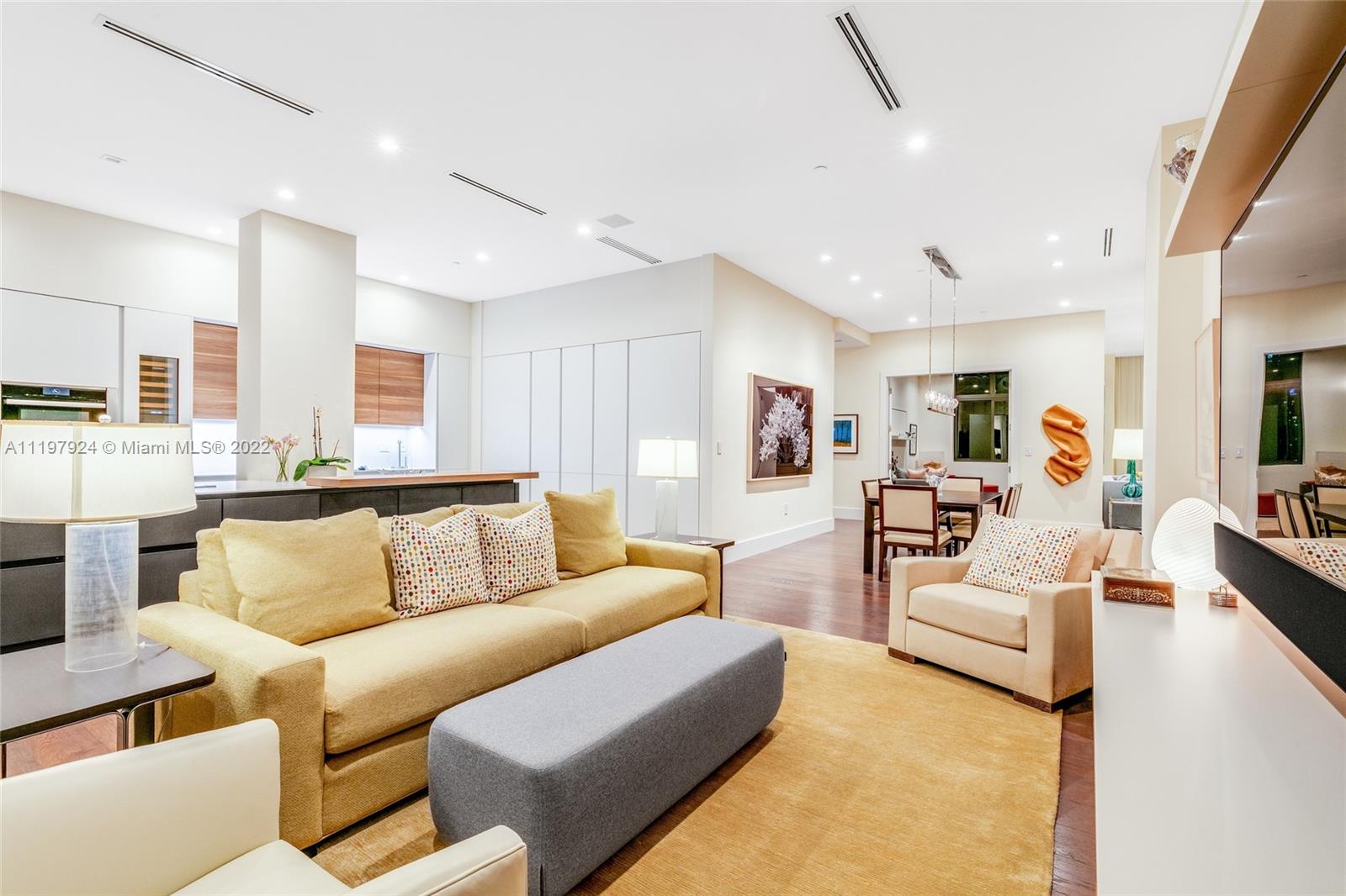 VILLA REGINA CONDO - Residential