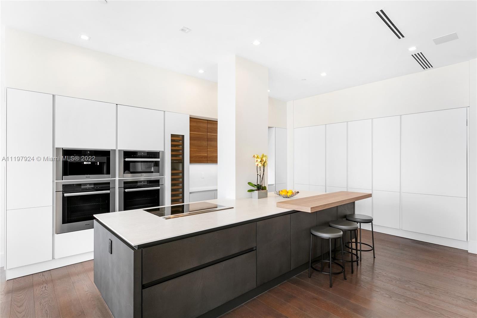 VILLA REGINA CONDO - Residential