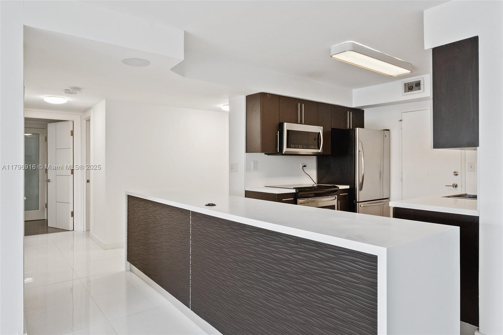 800 Ne 195th St 204, Miami, Broward County, Florida - 2 Bedrooms  
2 Bathrooms - 