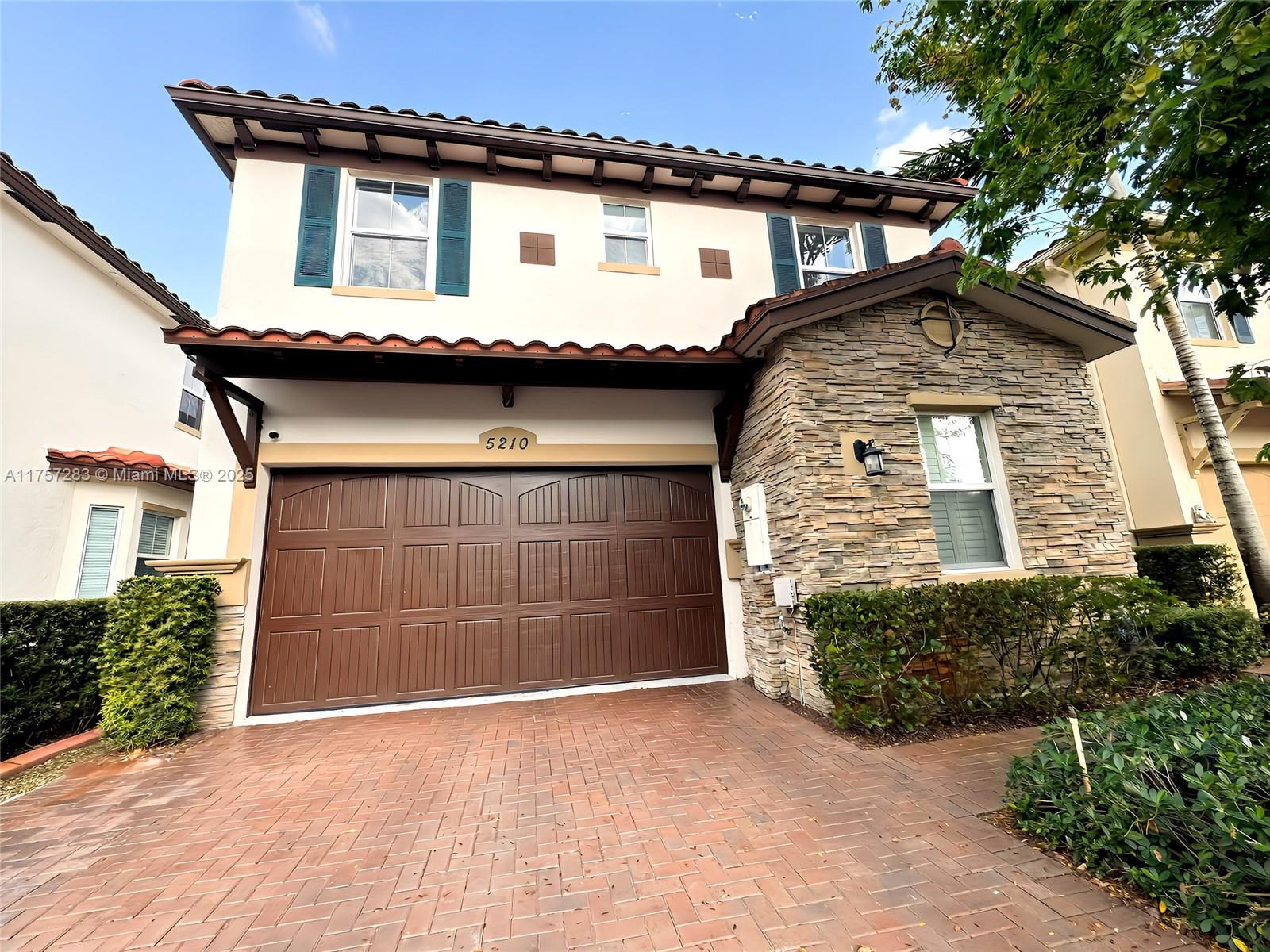 5210 Golden Eagle Ter 5210, Davie, Broward County, Florida - 5 Bedrooms  
3 Bathrooms - 