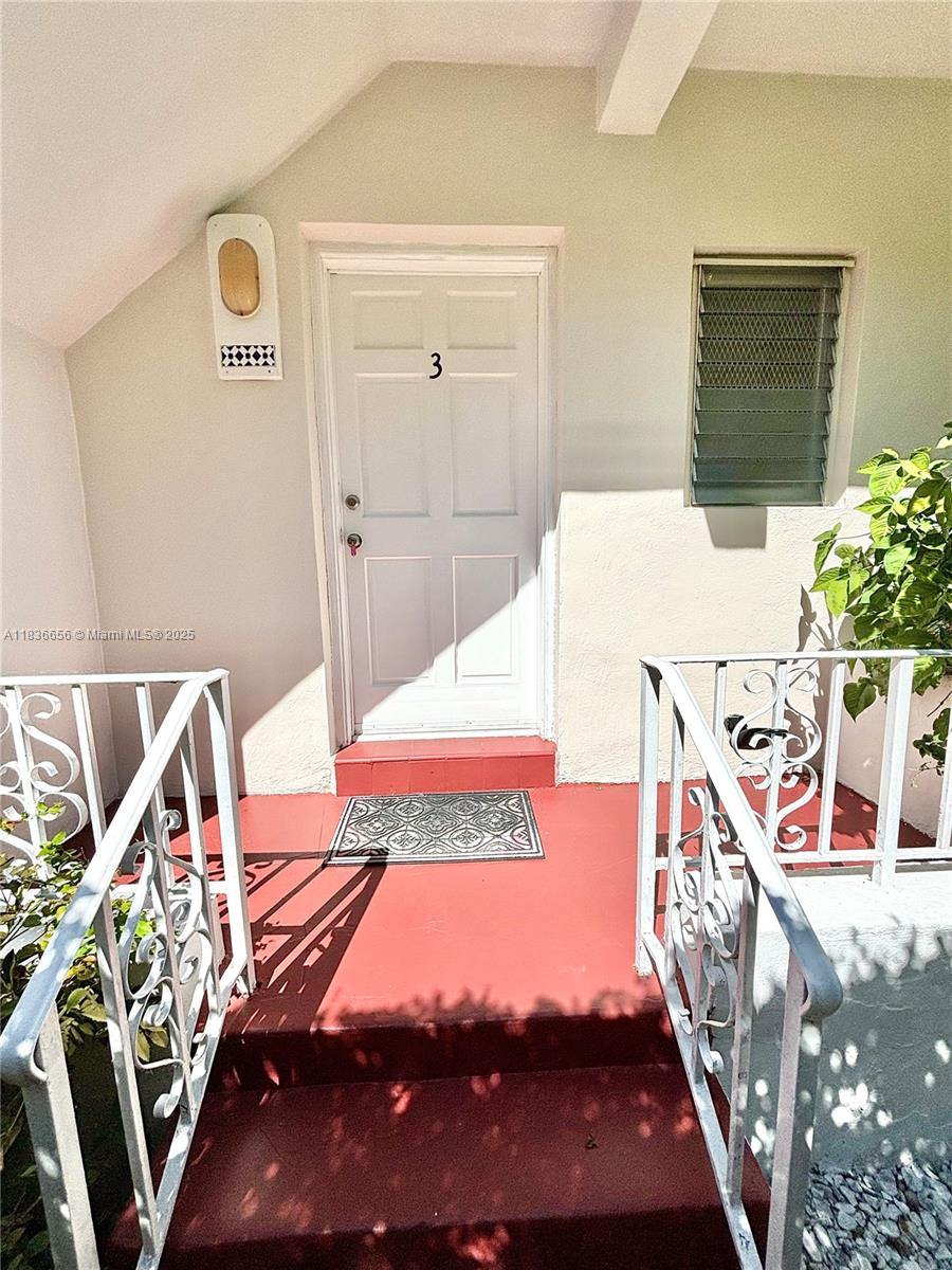 FOR RENT a 1 bed 1 bath apartment in downtown Coral Gables walkable to shops and restaurants. Kitchen recently had updated cabinets and counters, bathrooms had new tile installed. Unit is spacious with good closet space, wooden floors, front porch, and includes water and waste. Quaint small building that offers 1 parking space, access to laundry facilities and swimming pool.