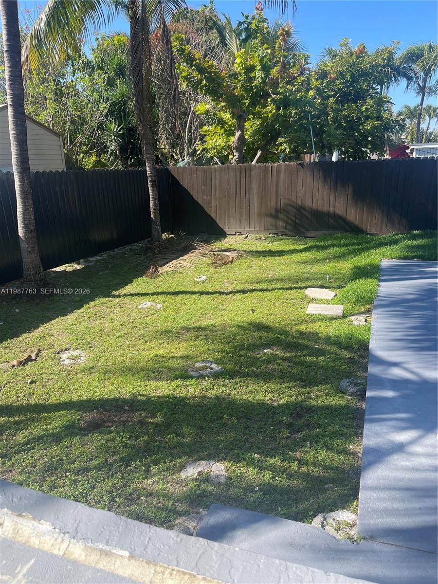 TROPICAL HOMES - Residential Lease