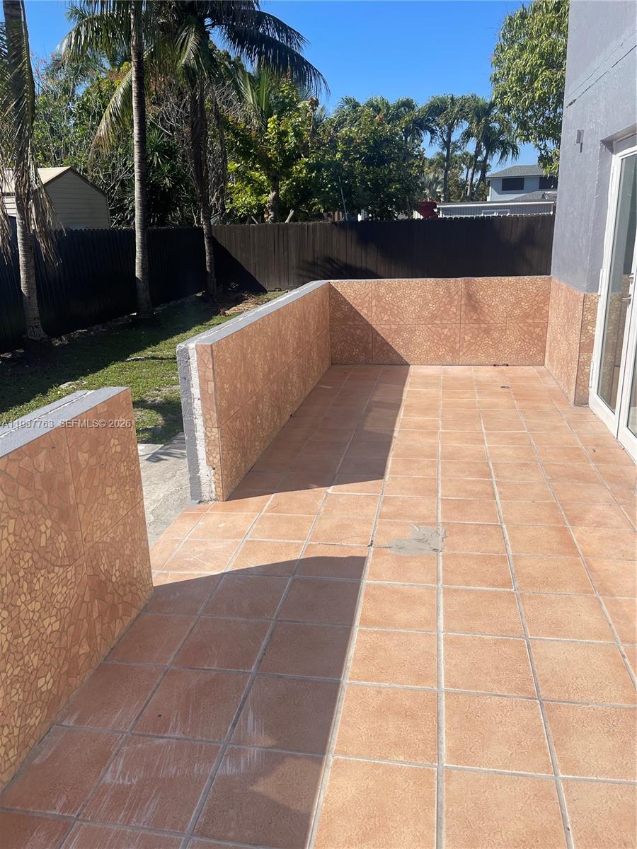 TROPICAL HOMES - Residential Lease