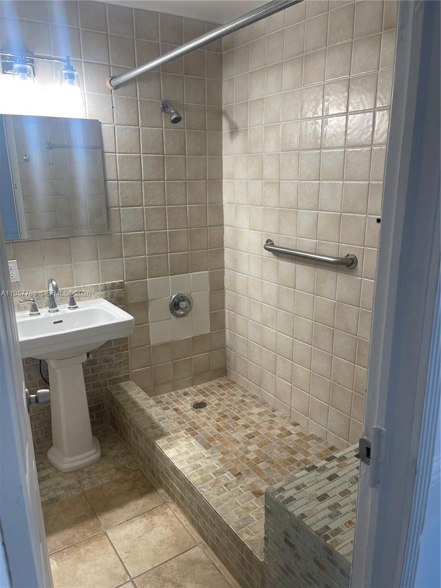 TROPICAL HOMES - Residential Lease