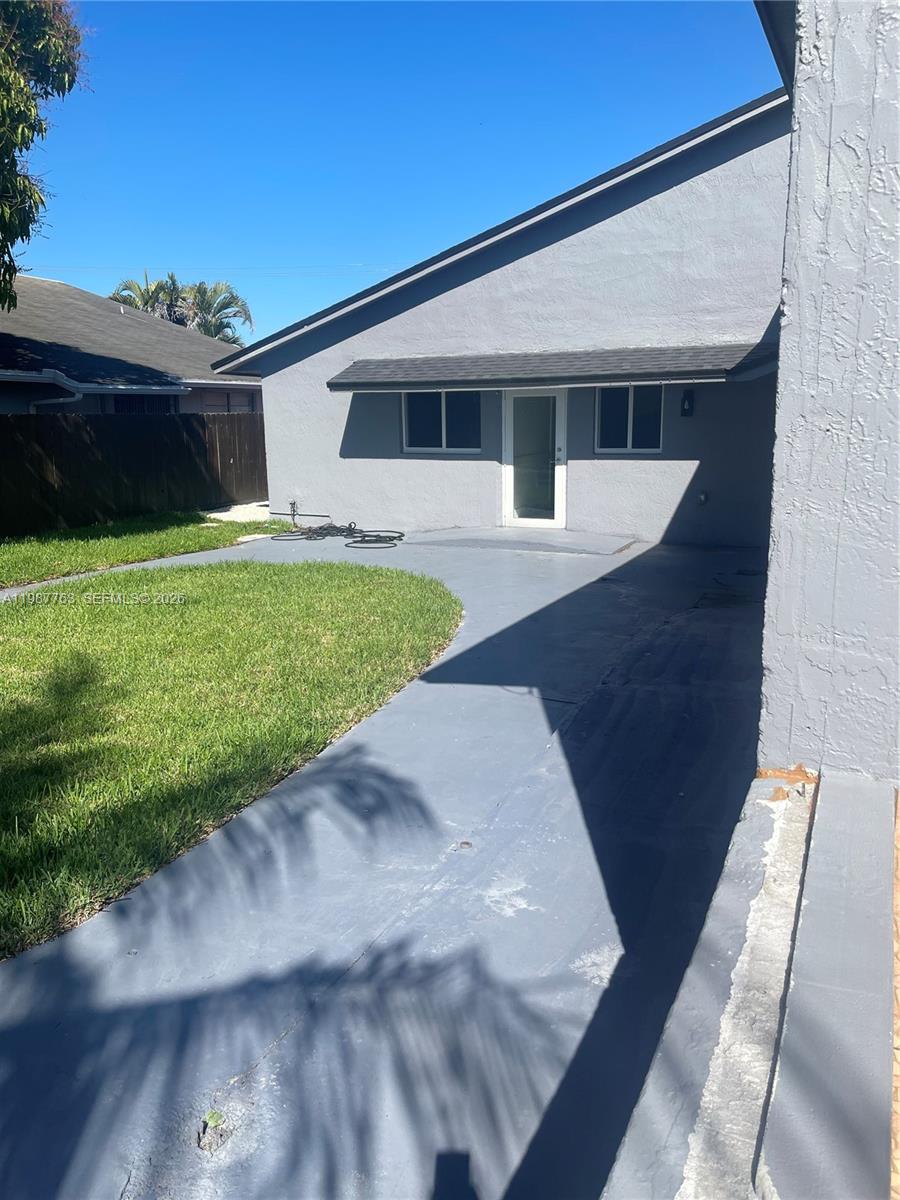 TROPICAL HOMES - Residential Lease