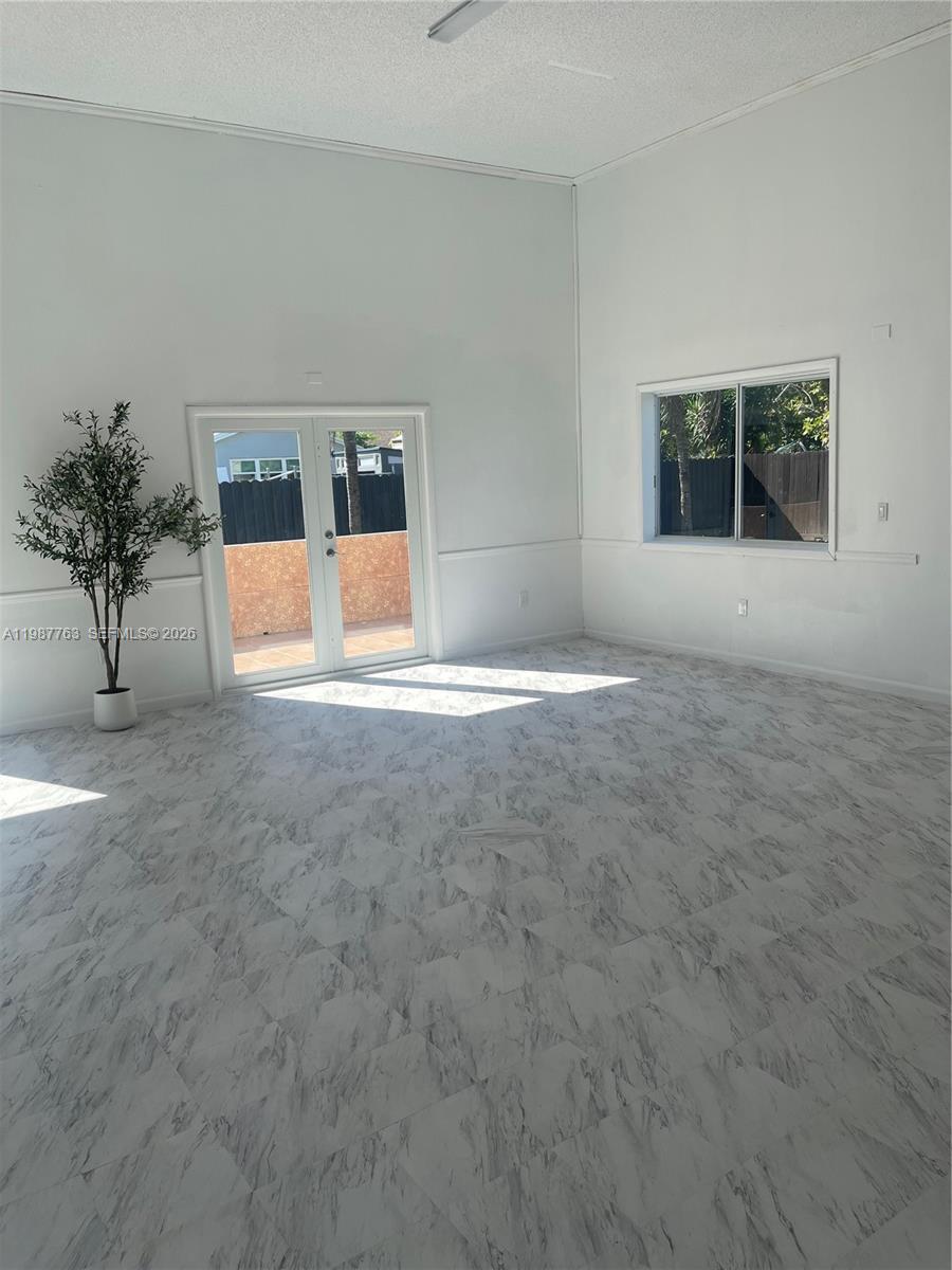 TROPICAL HOMES - Residential Lease