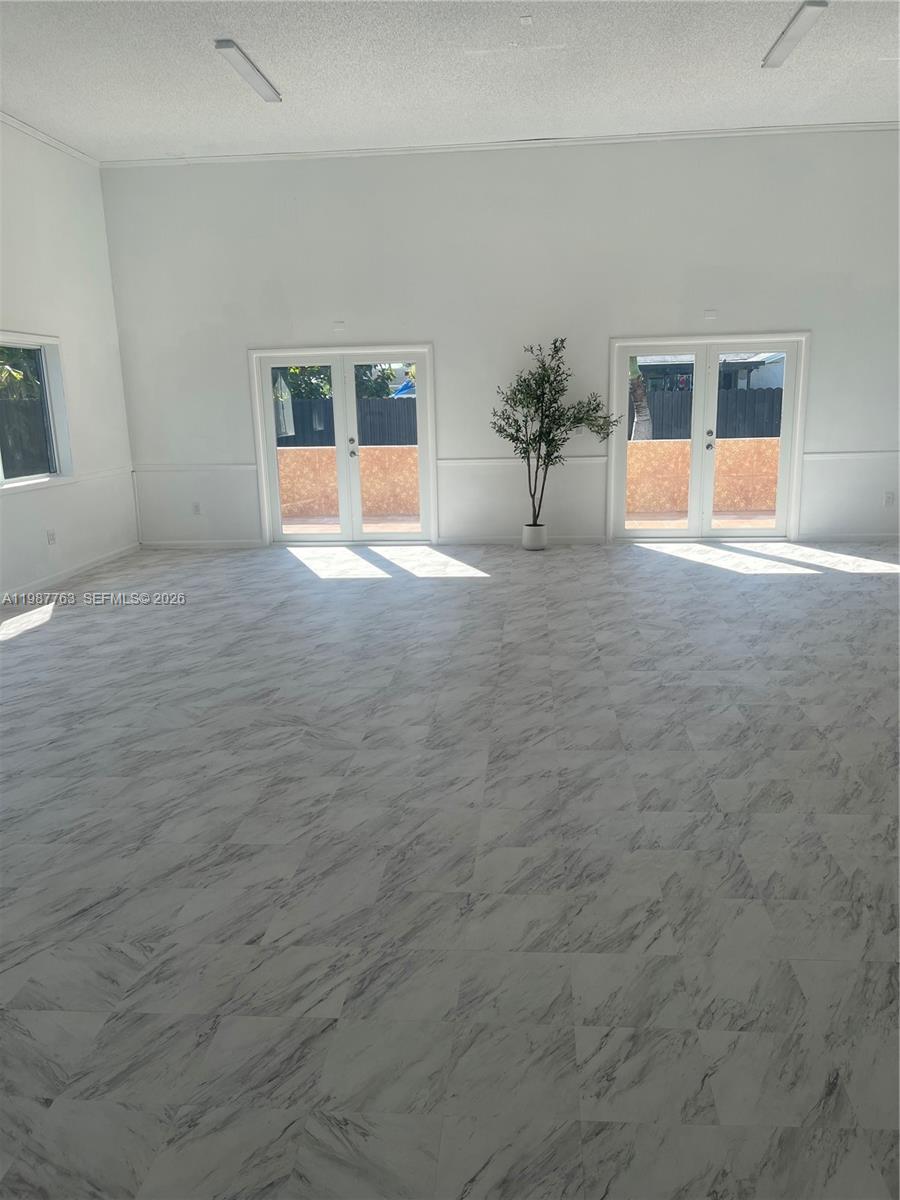 TROPICAL HOMES - Residential Lease