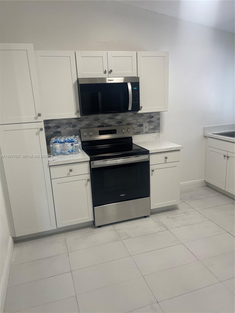 TROPICAL HOMES - Residential Lease