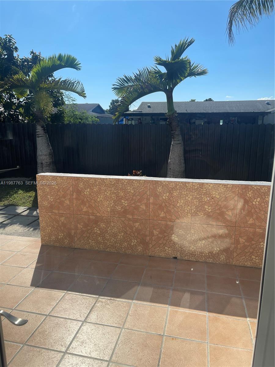 TROPICAL HOMES - Residential Lease