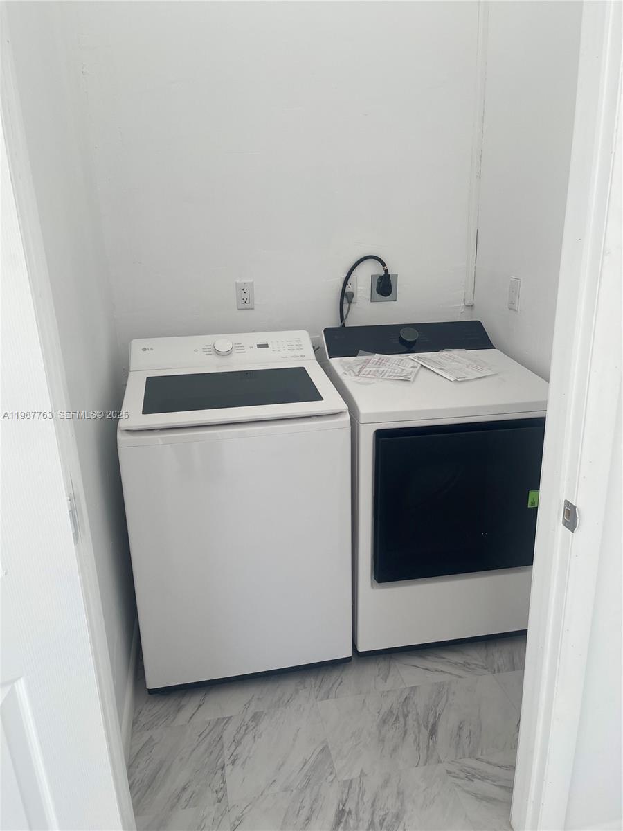 TROPICAL HOMES - Residential Lease