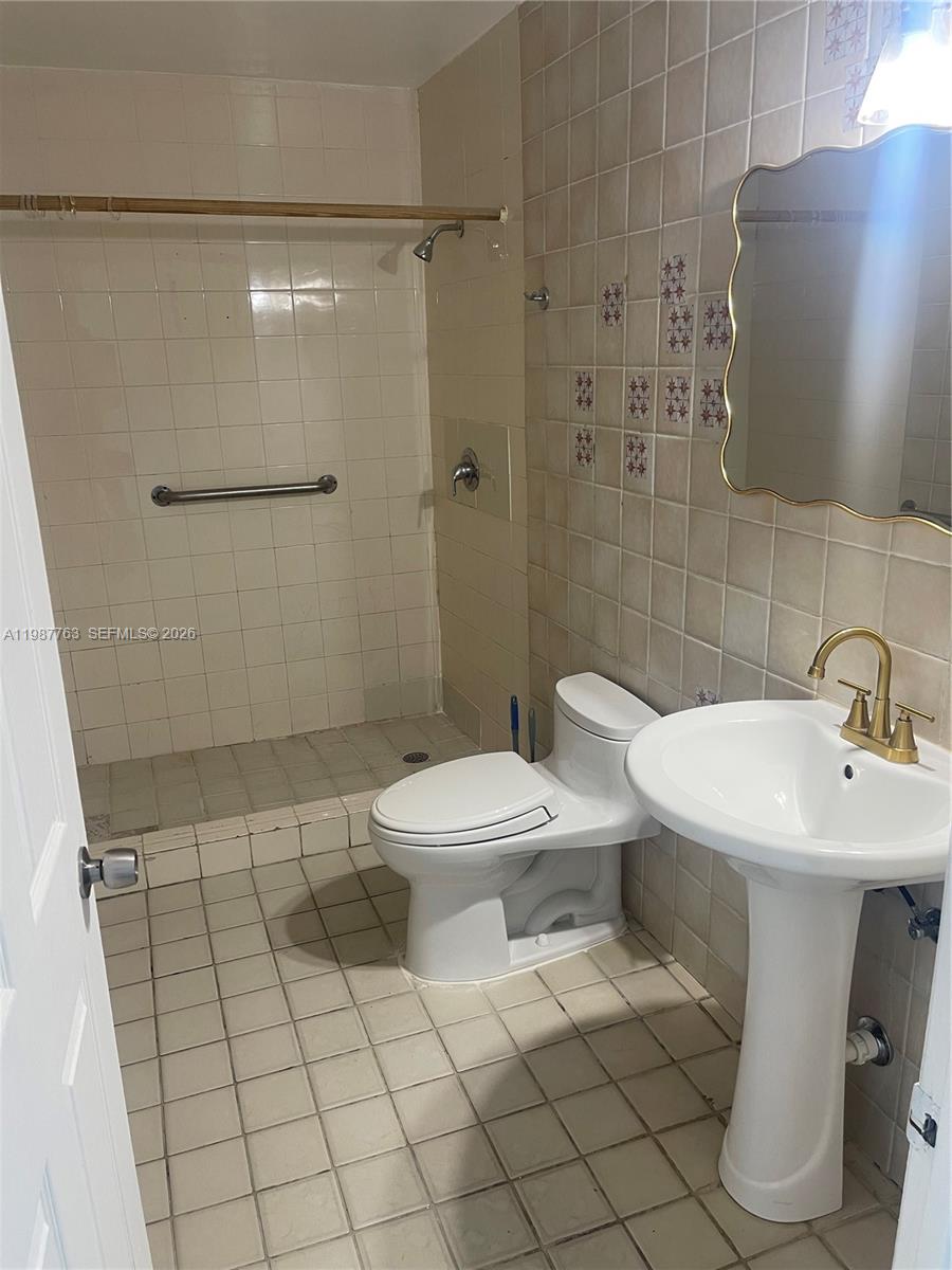 TROPICAL HOMES - Residential Lease