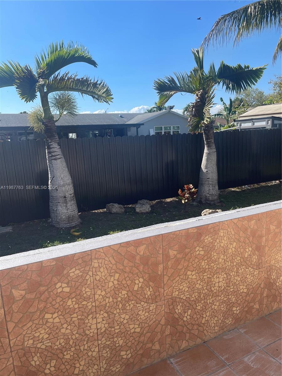 TROPICAL HOMES - Residential Lease