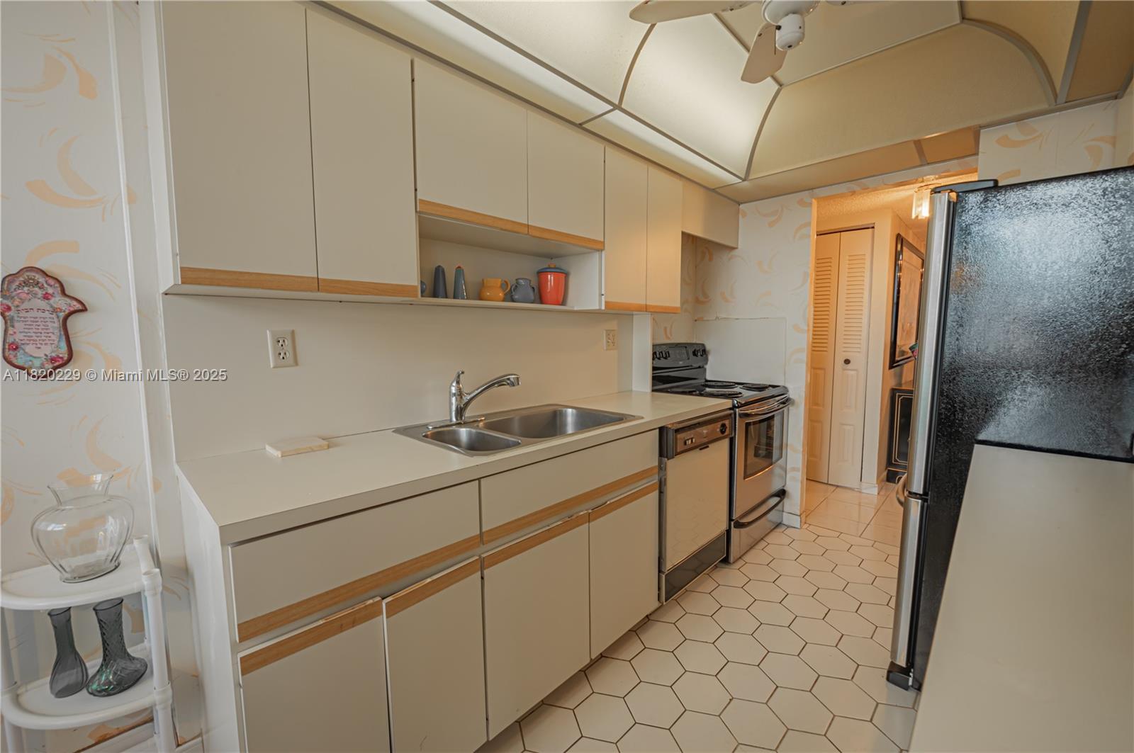 WINSTON TOWERS 500 CONDO - Residential