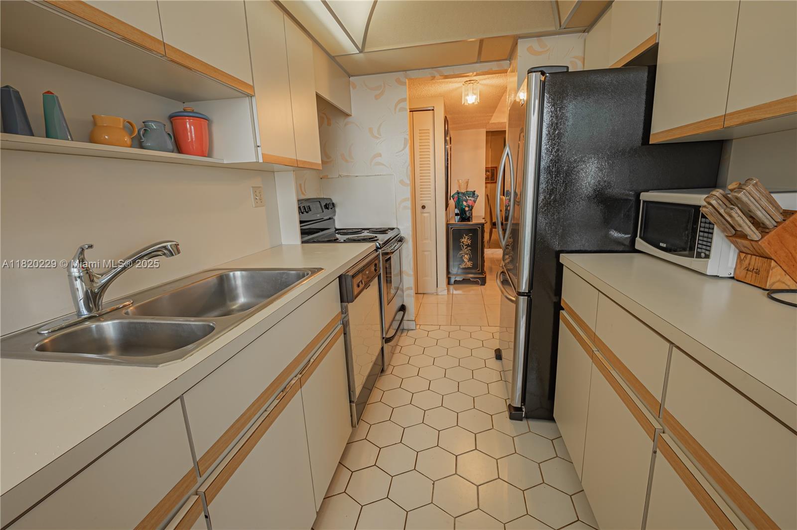 WINSTON TOWERS 500 CONDO - Residential