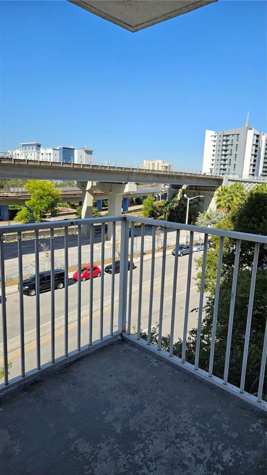 Experience the best of Miami living in this stylish one-bedroom, one-bath unit located in the heart of downtown.
Situated within a gated community, this unit comes with assigned, covered parking for convenience and peace of
mind. Residents enjoy top-notch amenities, including a pool, tennis court, lounge, on-site laundry, and a fully
equipped fitness facility. The location is unbeatable just 3 blocks from the Kaseya Center, Bayside Marketplace,
Bayfront Park, and the Jorge Pérez Museum. You're also a quick 5-minute drive to Brickell and only 10 minutes
from the world famous South Beach. Plus, easy access to the Metro Rail makes commuting a breeze. Don't miss
this exceptional opportunity to live where convenience meets luxury!